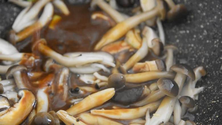 秋季多吃蚝油菌菇，清肠养胃口感也不错,倒入酱汁，翻炒至菌菇上色。