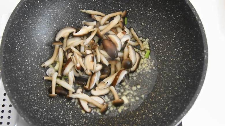 秋季多吃蚝油菌菇，清肠养胃口感也不错,放入菌菇，大火翻炒。
