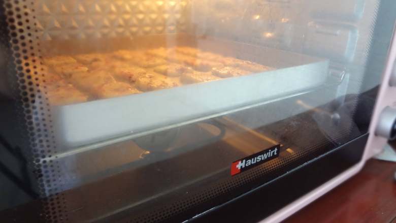蔓越莓曲奇饼干,送入预热好的烤箱上火175度下火150度15分钟，出炉晾凉，冷了之后就很酥，如果冷了还是软的那就是烘烤不到位，可以进烤箱在烤几分钟就可以啦
