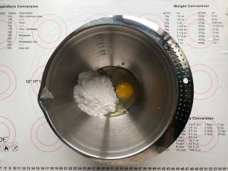 心形玛德琳,
鸡蛋和糖粉放在打蛋盆里，用手动打蛋器搅打均匀