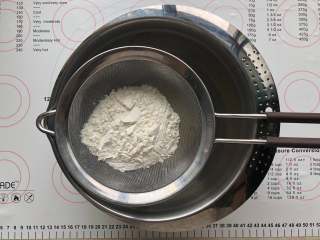 心形玛德琳,
筛入混合好的低筋面粉和泡打粉，用手动打蛋器搅打均匀