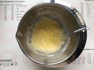 心形玛德琳,把融化的黄油倒入搅拌好的面糊中，搅拌均匀