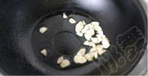 干贝皮蛋苋菜煲,热锅冷油小火爆香蒜片;