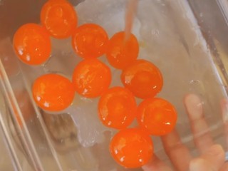 蛋黄酥,用水清洗表面残留的蛋白。