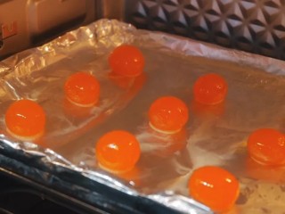 蛋黄酥,送入烤箱烘烤，180度，烤5分钟后取出晾凉。