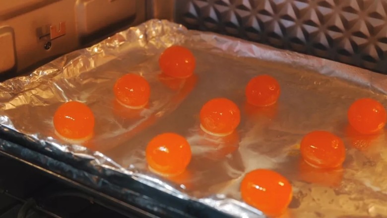 蛋黄酥,送入烤箱烘烤，180度，烤5分钟后取出晾凉。