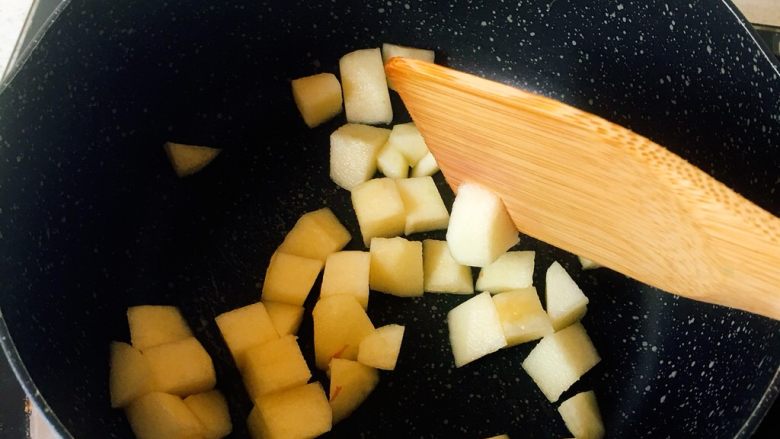 懒人苹果酥,3️⃣ 苹果丁放入热锅，小火炒软。（也可以先放入一小块黄油，喜欢甜的小伙伴还可以加入少量的糖🍬）