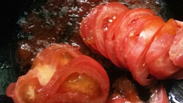 番茄南瓜鱼丸汤,加番茄片大火炒。