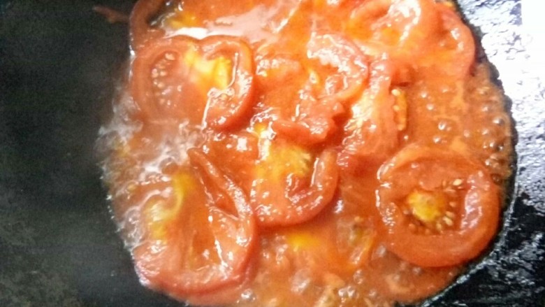 番茄南瓜鱼丸汤,炒好的番茄。