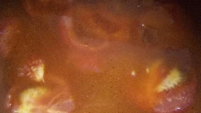 番茄南瓜鱼丸汤,倒入汤锅内，加水，大火煮。