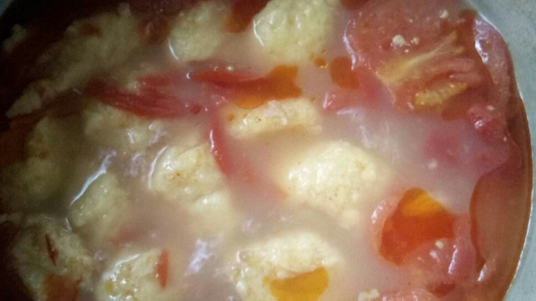 番茄南瓜鱼丸汤,煮好的鲜汤。