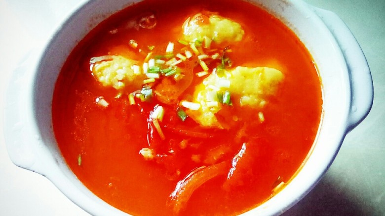 番茄南瓜鱼丸汤,盛入汤煲中，撒葱花。