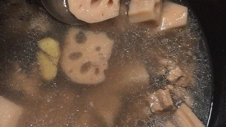 瘦肉韭菜云吞之处女座,从材料买到家，就开始炖的排骨莲藕汤，也基本炖熟了。刚刚可以用这个汤来煮云吞。