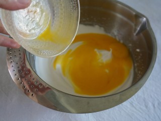 咖啡优格夹心蛋糕,加入蛋黄继续打发2分钟左右至浓稠状