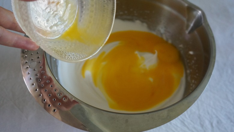 咖啡优格夹心蛋糕,加入蛋黄继续打发2分钟左右至浓稠状