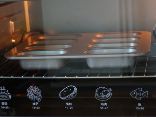 咖啡优格夹心蛋糕,烤箱预热190度，180度烤20分钟，烤好趁热脱模，烤网冷却