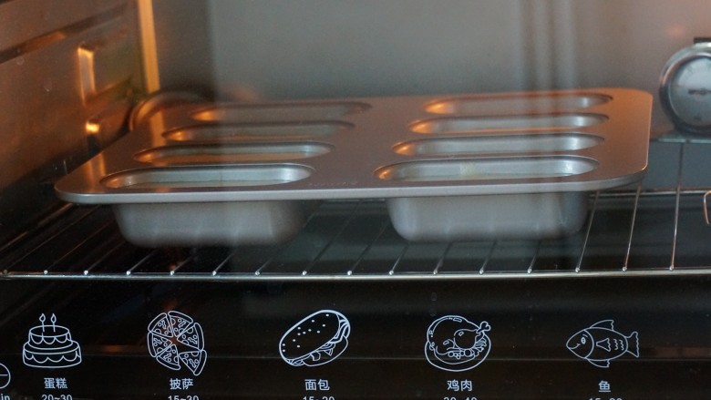 咖啡优格夹心蛋糕,烤箱预热190度，180度烤20分钟，烤好趁热脱模，烤网冷却