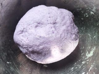 大肉包（紫甘蓝版）,揉成光滑的面团