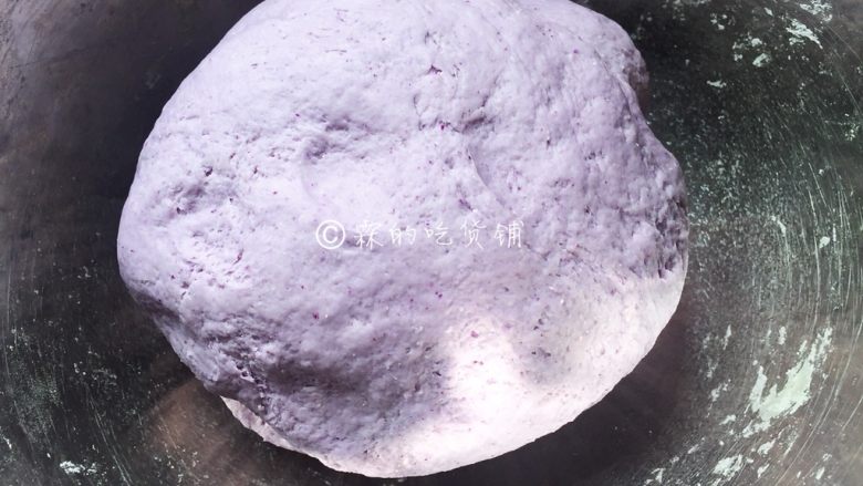 大肉包（紫甘蓝版）,揉成光滑的面团