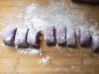 大肉包（紫甘蓝版）,自发粉不用发面，揉成面团后直接就可以切成剂子，做成馒头坯