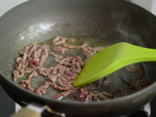 彩椒牛肉丝,锅里倒入少许油，烧热后下牛肉丝，划炒至牛肉丝变色