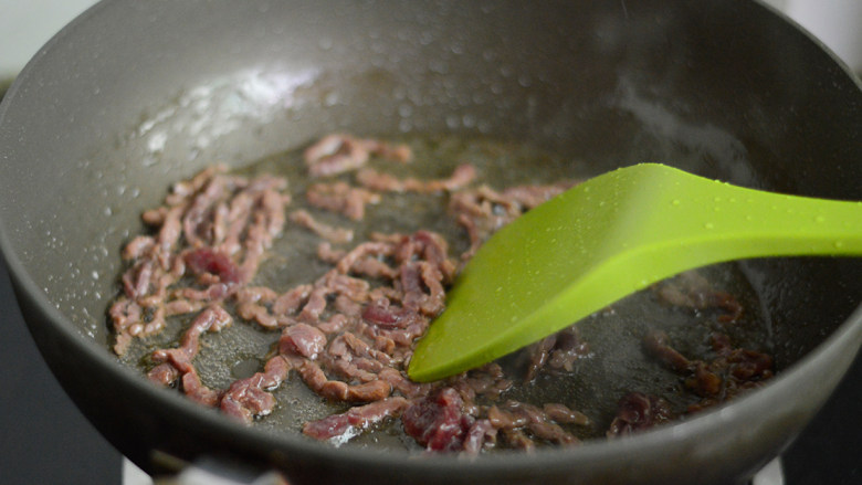 彩椒牛肉丝,锅里倒入少许油，烧热后下牛肉丝，划炒至牛肉丝变色