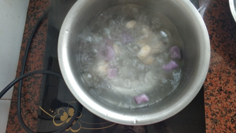 水蜜桃银耳芋圆羹,往锅里倒入适量的清水，水煮开后放入芋圆，煮5分钟左右