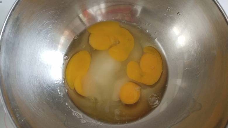 蝶豆花海洋蛋糕,鸡蛋打入盆中，加入95克的细砂糖