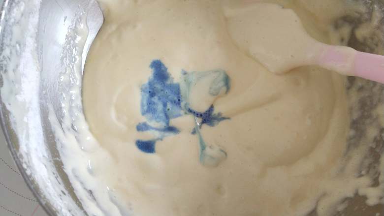 蝶豆花海洋蛋糕,将蝶豆花牛奶和色拉油的混合物倒入面糊中，翻拌均匀