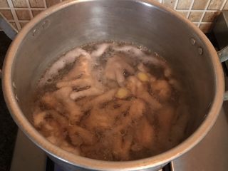 明虾鸡爪煲,鸡爪洗净剁成三段冷水入锅焯一下
