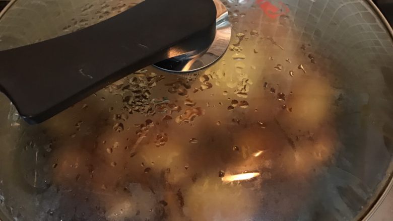 明虾鸡爪煲,加盖大火烧开小火炖煮8分钟