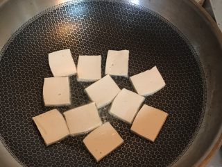 明虾鸡爪煲,放入千叶豆腐小火两面煎一下