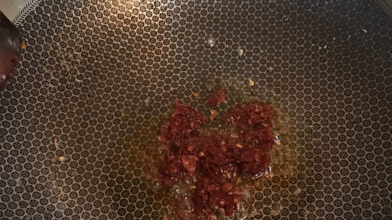 明虾鸡爪煲,锅中热油加入豆瓣酱炒出红油