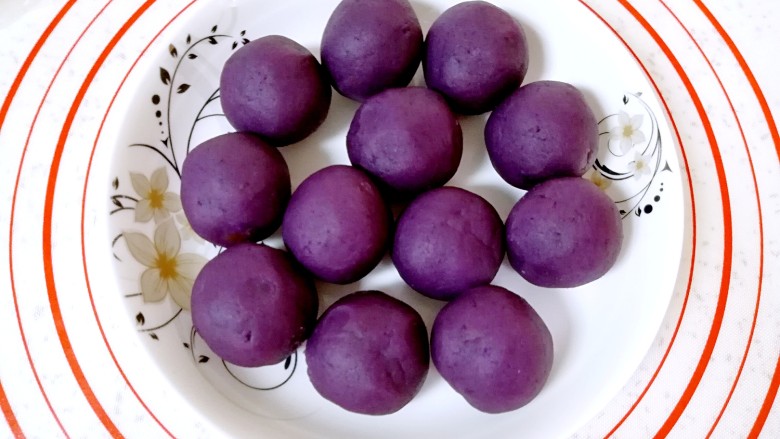 紫薯馅彩色蛋黄酥,搓圆盖上保鲜膜备用。