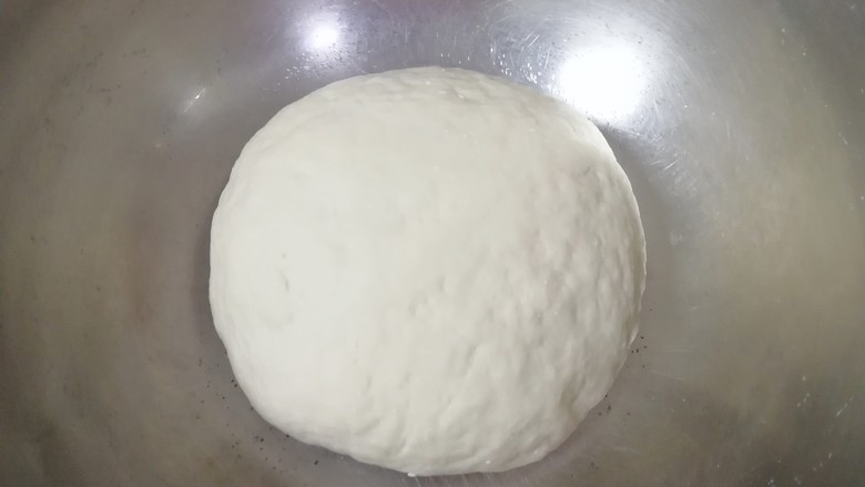 紫薯包,加入适量的温水和成面团，盖上保鲜膜发酵至两倍大。
