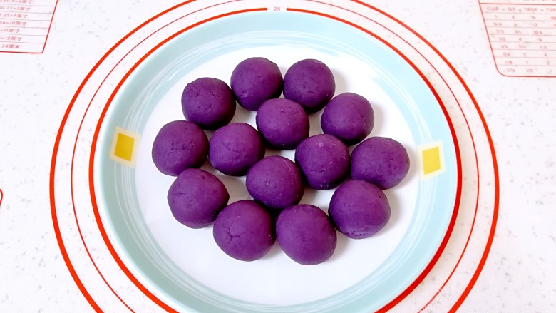 紫薯包,<a style='color:red;display:inline-block;' href='/shicai/ 6364'>紫薯馅</a>分成25g左右一个，搓圆备用。