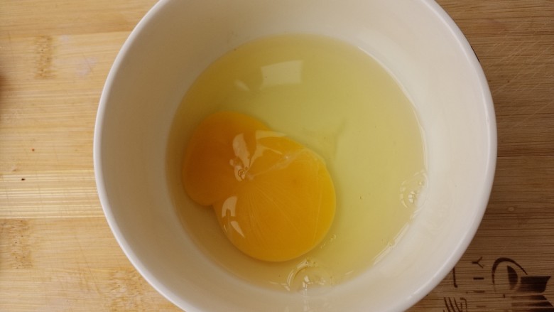 辣酱洋葱炒鸡蛋,然后把鸡蛋打入碗中。
