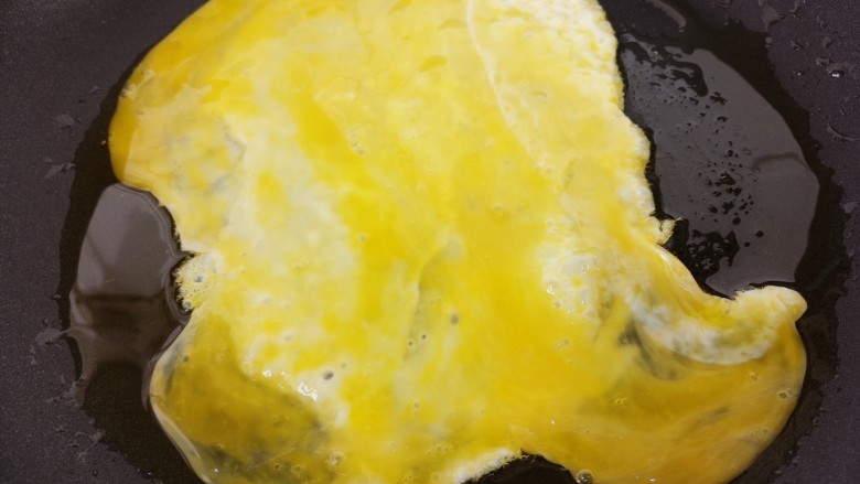 辣酱洋葱炒鸡蛋,把鸡蛋液倒进去。