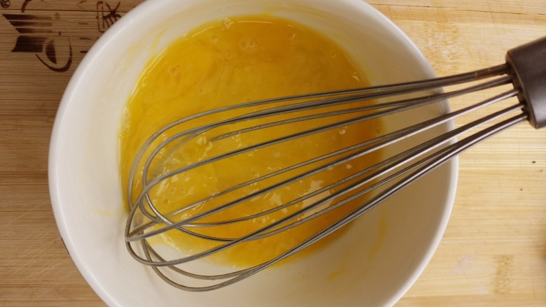 辣酱洋葱炒鸡蛋,用打蛋器搅拌均匀。