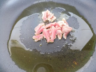 芹菜炒肉,然后锅里热油，先把猪肉丝放进去炒。