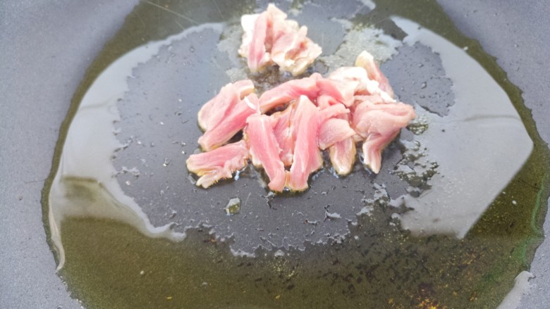 芹菜炒肉,然后锅里热油，先把猪肉丝放进去炒。