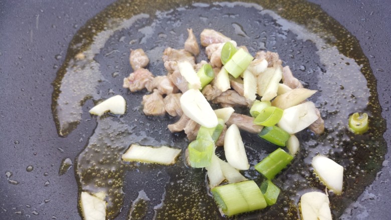 芹菜炒肉,然后放入葱姜蒜。