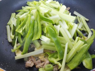 芹菜炒肉,翻炒几下之后加入芹菜和青椒。