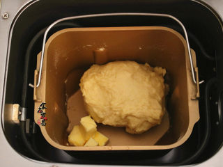 培根芝士面包卷,将牛奶、鸡蛋、盐、砂糖倒入面包桶内，再放入面粉和酵母，用面包机开始和面，整个和面程序要30分钟，和面至15分钟左右，将黄油切小块，丢进面包桶内，继续和面至结束；