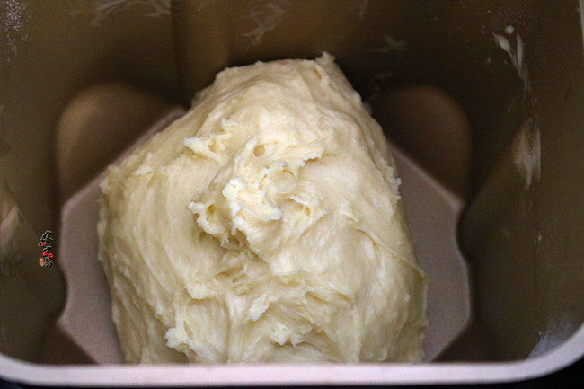 培根芝士面包卷,面包机和面结束，会发出嘀嘀提示声，这时可以拔掉电源，将和好的面团直接在面包机内发酵；