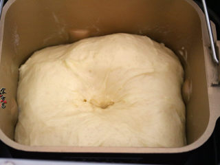 培根芝士面包卷,面团发酵40分钟左右，就比原来的面团大了两倍；