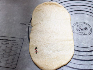 培根芝士面包卷,取一个小面团，擀成长条状，尽量擀成均等长宽的面片，因为接下来还要培根和芝士片；