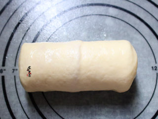 培根芝士面包卷,慢慢卷起来，两头稍微整理一下，捏紧封口，裹住食材；