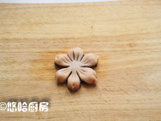 桃花酥,在面团的外围用手捏一下成花瓣的形状，用刀在中间割出花蕊的样子。