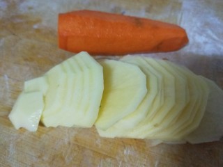 新文美食  胡萝卜土豆饼,土豆去皮洗干净切成片在切成丝剁碎，胡萝卜去皮洗干净，一样切片，切丝剁碎。